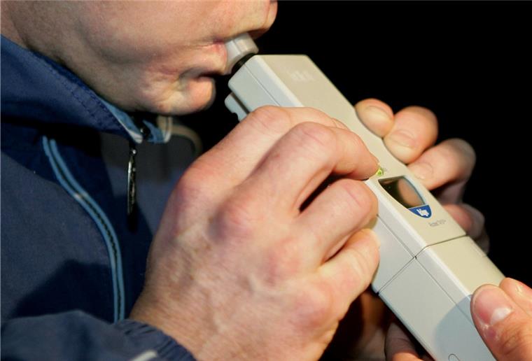 Alkoholisiert mit dem Pedelec in Brake unterwegs Ein 78-jähriger Braker wies einen Atemalkoholwert von 1,98 Promille. Er befuhr den Gehweg auf der Bahnhofstraße.