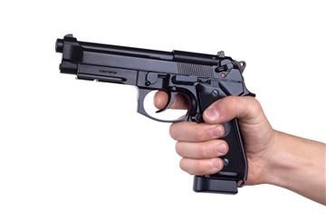 Ein 79-jähriger Mann hat in Bremerhaven seinen Nachbarn mit einer Waffe bedroht. In der Wohnung des Mannes fanden sich weitere Waffen.