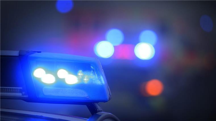 Ein 81-jähriger Autofahrer wird mit lebensgefährlichen Verletzungen ins Krankenhaus geflogen, nachdem er mehrere Unfälle verursacht hat. (Symbolbild)