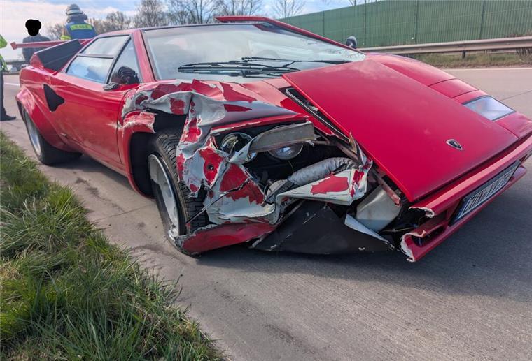 Ein Sportwagen nach einem Unfall.