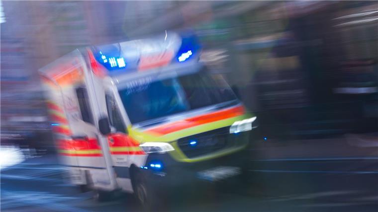 Ein 84 Jahre alter Fahrradfahrer stirbt, als er im Landkreis Cuxhaven von einem Auto erfasst wird. (Symbolbild)