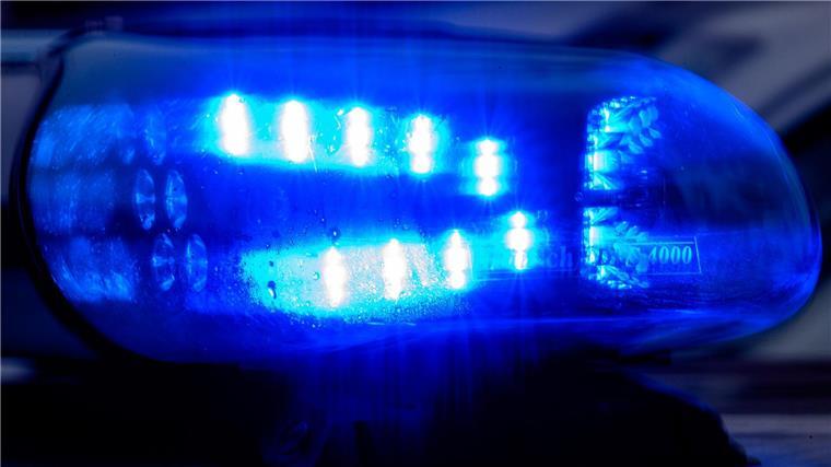 87-Jähriger verursacht Unfall - lebensgefährlich verletzt Ein 87-Jähriger wird bei einem Autounfall lebensgefährlich verletzt (Foto-Illustration).
