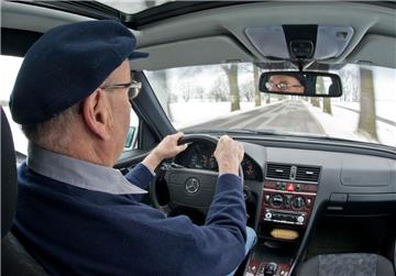 Ein 95-Jähriger hat am Sonntag in Speckenbüttel einen Radfahrer übersehen und angefahren. Dieses Symbolbild zeigt einen Rentner am Steuer.