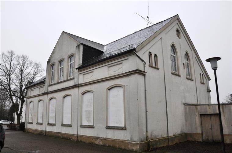 Ein Ärgernis bei der Neugestaltung der Blexer Ortsmitte ist die alte Turnhalle. Die muss stehen bleiben, weil sie denkmalgeschützt ist. Bislang gibt es keine Verwendung für die stark sanierungsbedürftige Halle.