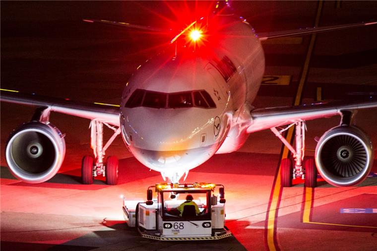 Airbus rutscht nach Strafzahlungen ins Minus Ein Airbus 320-200 der Fluggesellschaft Lufthansa wird auf dem Flughafen aus der Parkposition gedrückt.