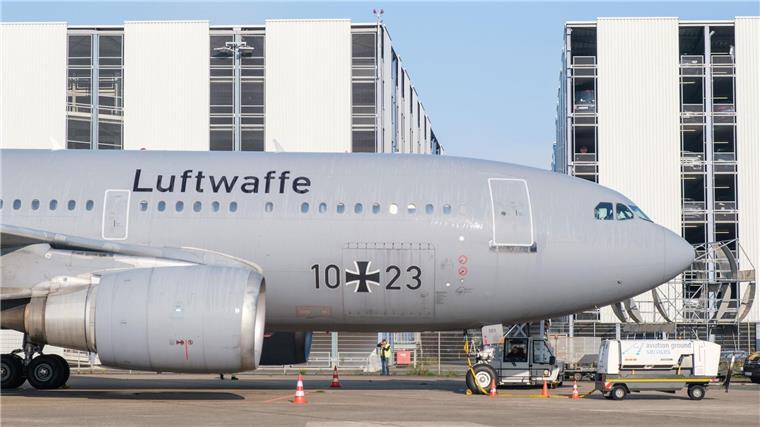 Abmontierte Tragflächen werden in Serengeti-Park gebracht Ein Airbus A310 steht am Flughafen Hannover.