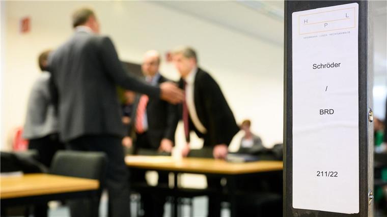 Ein Aktenordner mit der Aufschrift „Schröder / BRD“ steht auf dem Tisch der Anwälte Schröders.