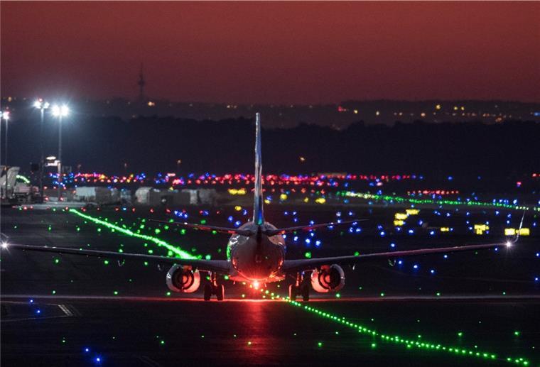 Flugpassagier mit Klebeband an Sitz gefesselt Ein alkoholisierter Passagier sorgte auf einem Flug von Philadelphia nach Miami für chaotische und unhaltbare Zustände für Flugbegleiter und die anderen Fluggäste.