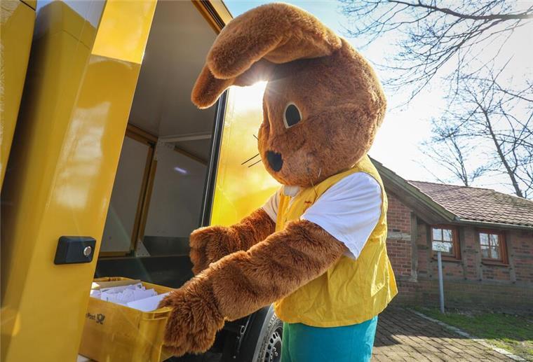 Ostern 2024: Mehr als 12.000 Briefe wurden an den Osterhasen verschickt Ein als Hanni Hase verkleideter Mann holt Briefe für das Osterpostamt in Ostereistedt ab.