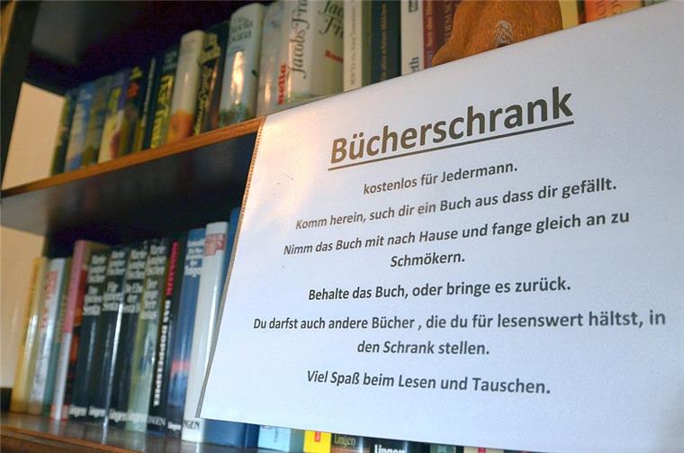 Hofladen in Breddorf bietet auch Lesefutter für lau Ein altes Buffet dient in Breddorf jetzt als öffentlicher Bücherschrank. Der steht in einem Hofladen, der 24 Stunden am Tag geöffnet ist.