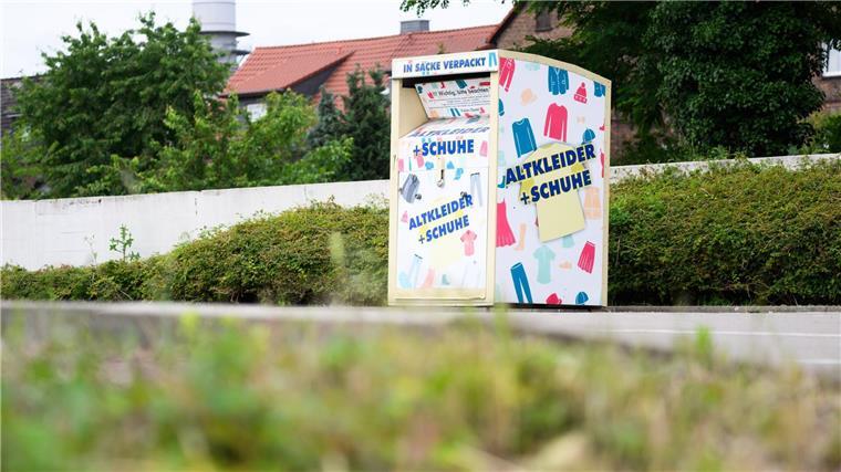 Kind nach Tod von Mutter in Kleidercontainer in Sicherheit Ein Altkleidercontainer steht auf einem Supermarkt-Parkplatz.