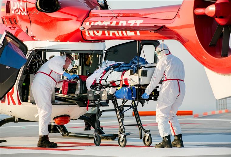 Corona Liveticker (29. März): Novartis prüft Mittel gegen Coronavirus Ein am Coronavirus erkrankter Patient aus Frankreich wird auf dem Hubschrauberlandeplatz des Universitätsklinikums Bonn aus einem Rettungshubschrauber verladen.