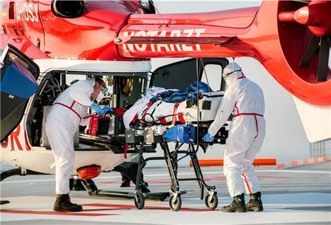 Ein am Coronavirus erkrankter Patient aus Frankreich wird auf dem Hubschrauberlandeplatz des Universitätsklinikums Bonn aus einem Rettungshubschrauber verladen.