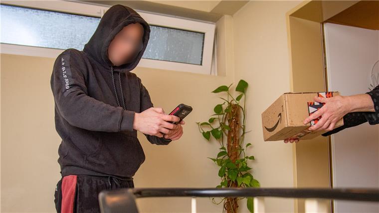 Das System Amazon: „Moderne Sklaverei“ in Bremerhaven Ein Amazon-Fahrer stellt ein Paket in Speckenbüttel zu. Früher waren seine Tage vor allem am Black Friday und in der Vorweihnachtszeit lang. Heute sind zehn bis zwölf Stunden Arbeitszeit Standard.