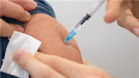 Ein an neue Varianten angepasster Corona-Impfstoff wird voraussichtlich ab dem 18. September in Arztpraxen und Apotheken erhältlich sein.