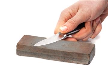 Ein angeblicher Messerschleifer hat am Dienstag eine Frau in Ringstedt um 135 Euro betrogen. Er nahm Messer und Scheren von ihr mit, um sie angeblich zu schärfen. Diese Leistung erbrachte er aber nicht.