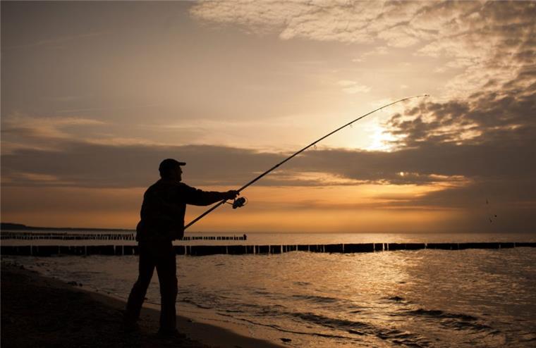 Ein Angler hat in Emden eine Handgranate aus dem Wasser gezogen. 