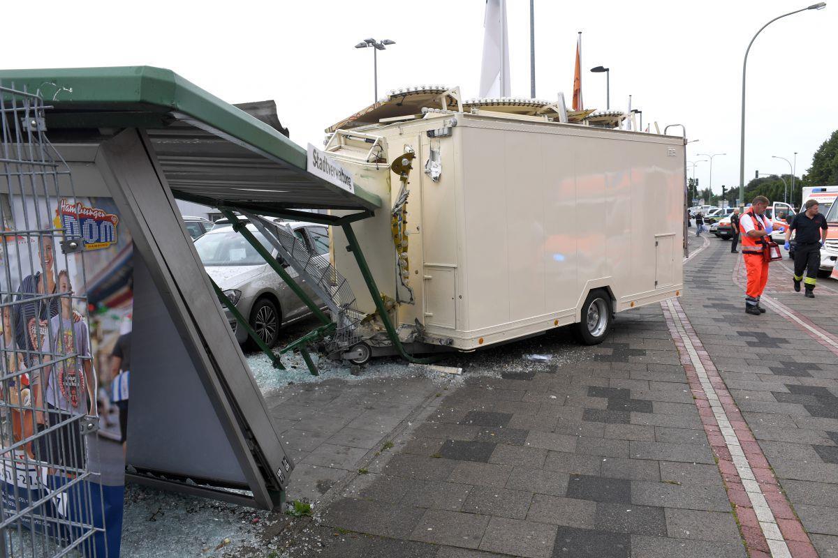 Großalarm in Bremerhaven: Anhänger rauscht in Buswartehäuschen - Fünf Verletzte Ein Anhänger löste sich von der Fahrzeugkupplung und rauschte führerlos in ein Buswartehäuschen an der Stresemannstraße in Bremerhaven-Lehe. Fünf Personen wurden verletzt.
