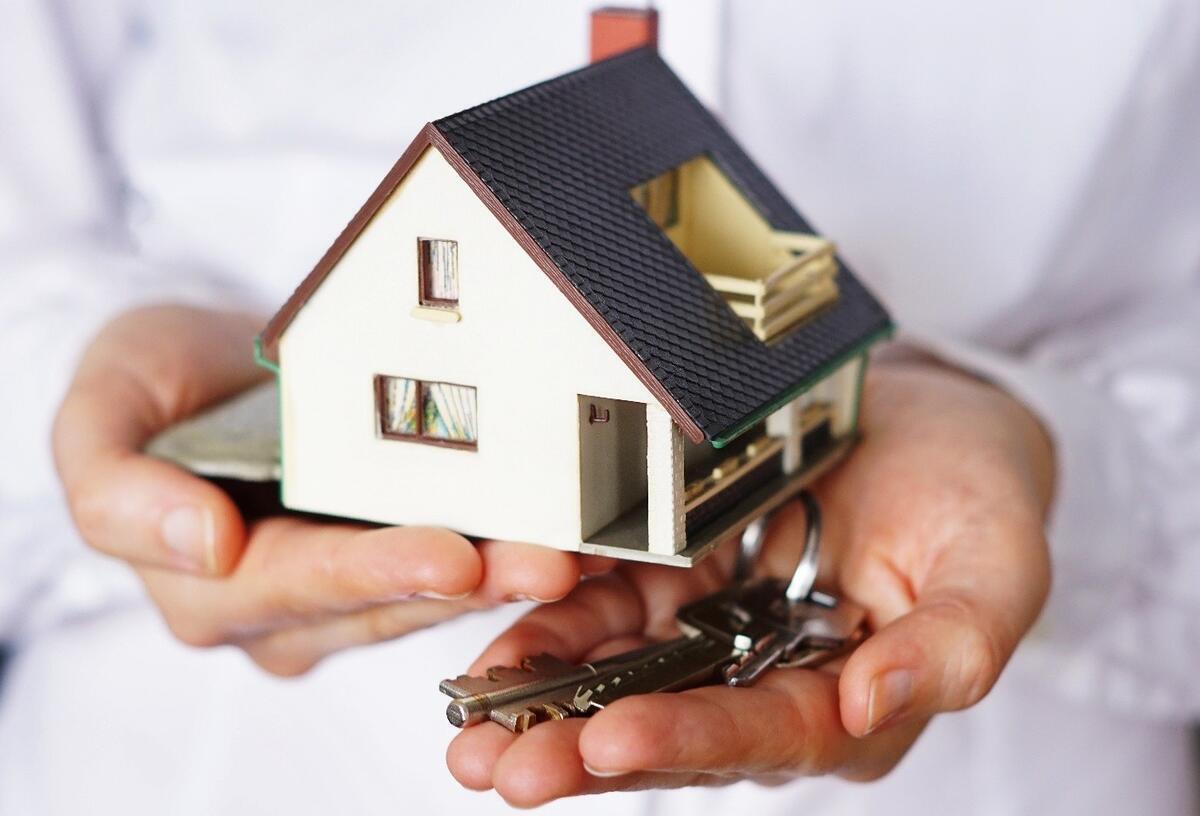 Gold oder Immobilien? Welche Anlageform passt zu wem? Haus + Schlüssel