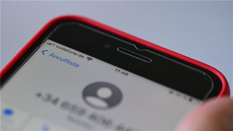Ein Anruf aus Spanien, den man so gar nicht erwartet? Gut möglich, dass es sich um Betrüger handelt - wie hier auf einem Handy mit Vodafone-Vertrag.