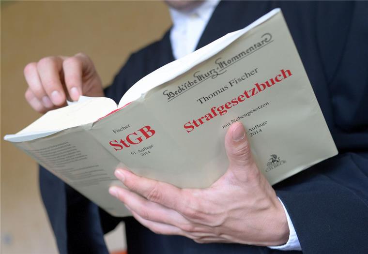 Sexueller Missbrauch: Mann (51) aus Wilstedt zu Gefängnisstrafe verurteilt Ein Anwalt steht in einem Verhandlungssaal im Gericht und hält eine Ausgabe des Strafgesetzbuches in Händen. In Zeven wurde am Montag ein Mann aus Wilstedt verruteilt, weil er eine zur Tatzeit 15-Jährige sexuell missbraucht haben soll.