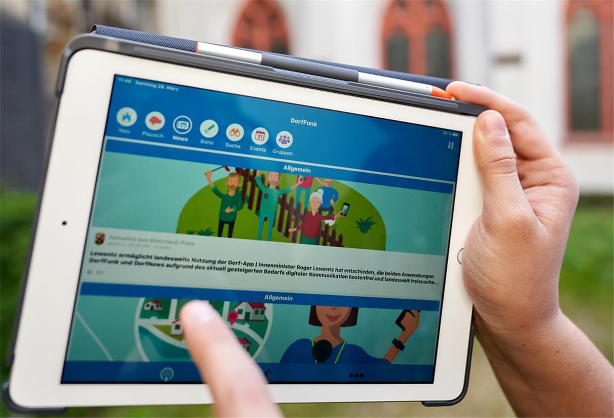 Ein Anwohner betrachtet auf seinem Tablet die Startseite der App "Dorffunk".