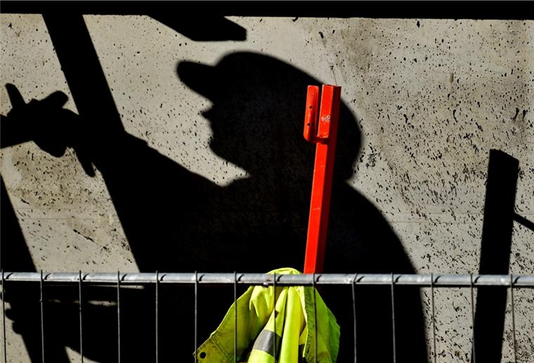 Deutsche Wirtschaft bricht um 10,1 Prozent ein Ein Arbeiter ist auf einer Baustelle beschäftigt und wirft dabei einen dunklen Schatten. Die Wirtschaftsleistung in Deutschland ist im zweiten Quartal in Folge der Corona-Krise erheblich eingebrochen.