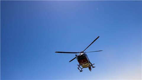 Ein Arbeiter ist bei einem Kurzschluss schwer verletzt worden und mit einem Rettungshubschrauber ins Krankenhaus geflogen worden. (Symbolbild)
