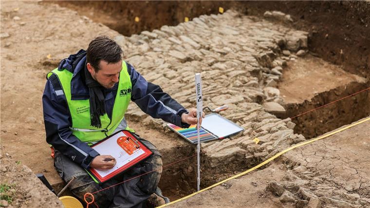 Archäologen entdecken 2000 Jahre alten Palast bei Xanten Ein Archäologe kartographiert im Frühjahr 2023 nach Grabungen in Xanten die Mauern eines römischen Gebäudes nahe dem ehemaligen Legionslagers Vetera Castra.