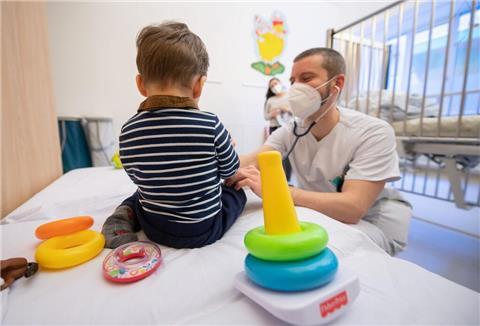 Ein Arzt untersucht in einer Kinderklinik ein Kind. Aber in Bremerhaven wird es bald deutlich schwieriger, einen Kinderarzt zu finden. (Symbolbild)
