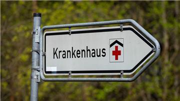 Ein Arzt wurde bei den Übergriffen leicht verletzt. (Symbolbild)