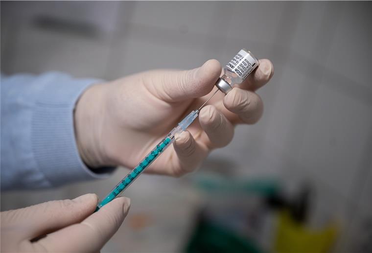 Rund um Zeven impfen Ärzte fleißig gegen Corona Ein Arzt zieht in einer Hausarztpraxis eine Spritze mit dem Impfstoff von Pfizer/Biontech auf. Auch in Niedersachsen werden seit dem 6. April die niedergelassenen Ärzte in die Impfstrategie einbezogen.