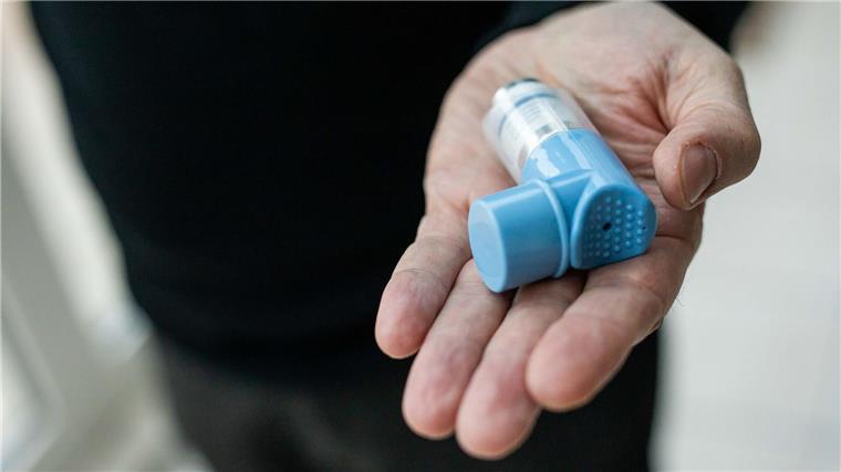 Pfeifender Atem: Fast jeder zehnte von Asthma betroffen Ein Asthmatiker hält einen Asthmaspray in der Hand.