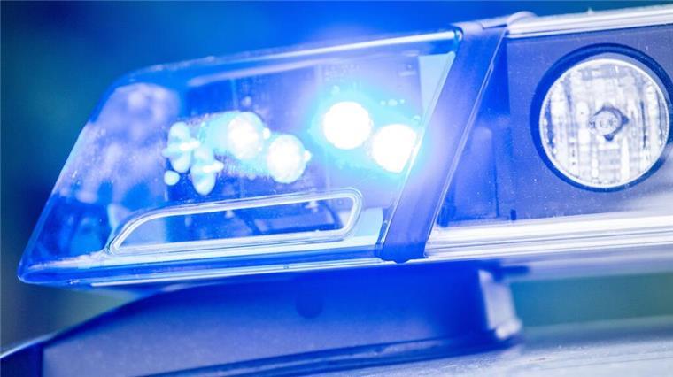 Ein Blaulicht leuchtet an einer Polizeistreife.