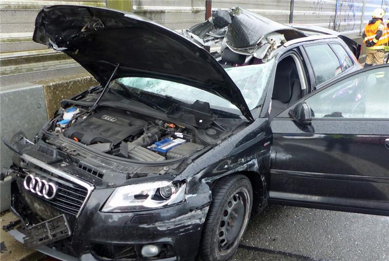 Audi-Fahrer verliert auf A27 bei Cuxhaven die Kontrolle Ein Audi-Fahrer kollidiert bei Cuxhaven mit dem Auflieger eines Sattelzugs.