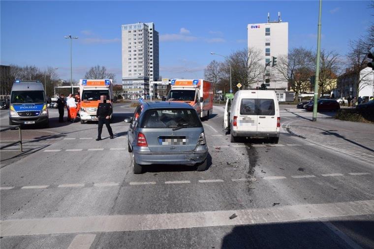 Geestemünde: Zwei Verletzte nach Auffahrunfall an roter Ampel Ein Auffahrunfall auf der Georgstraße forderte zwei Verletzte.