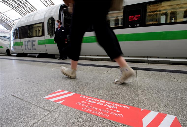 Deutsche Bahn kämpft um Rückkehr der Kunden Ein Aufkleber mit der Aufschrift „Bitte nutzen Sie die gesamte Länge des Zuges!“ ist auf einem Bahnsteig vor einem haltenden ICE zu sehen.