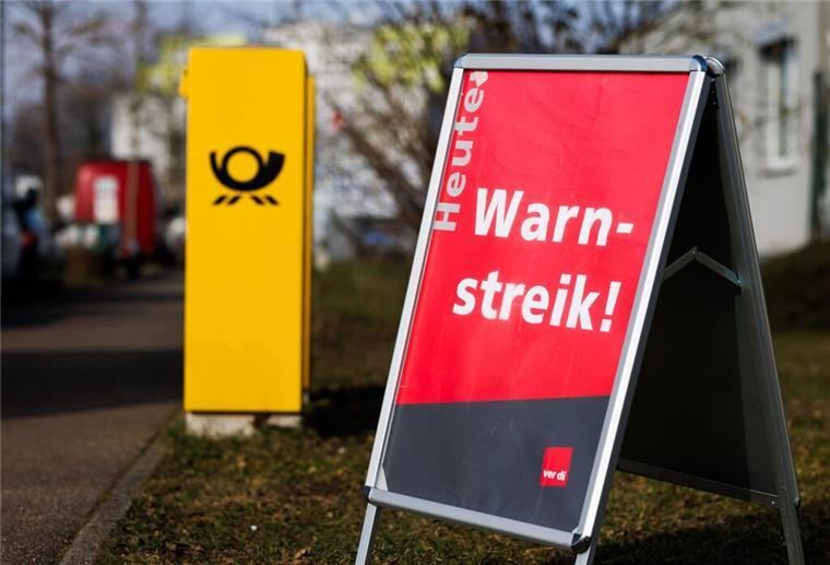 Brief- und Paketfrust! Verdi-Streik trifft Niedersachsen und Bremen Ein Aufsteller mit der Aufschrift "Heute Warnstreik!" steht neben einem Briefkasten der Deutschen Post. Im Tarifkonflikt bei der Deutschen Post ruft die Gewerkschaft Verdi nun auch in der Paketzustellung zu Warnstreiks auf.