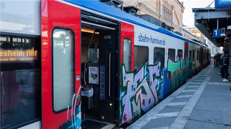 Entlaufener Hund ohne Fahrschein in S-Bahn unterwegs Ein ausgebüxter Hund nutzt die Gelegenheit zur Reise mit der S-Bahn Hannover - ohne Fahrschein. (Symbolbild)