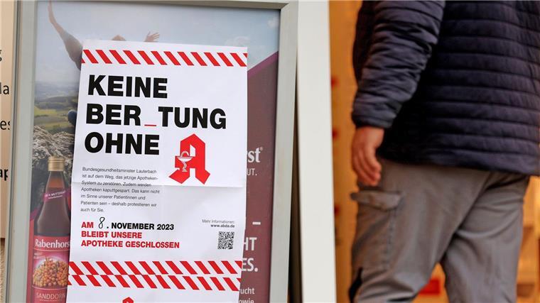 Apotheken geschlossen: Kritik an Lauterbach-Plänen Ein Aushang über die Schließung der Apotheke während einer Protestaktion am 08.11.2023.