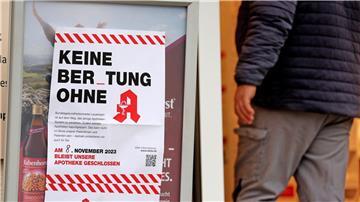 Ein Aushang über die Schließung der Apotheke während einer Protestaktion am 08.11.2023.