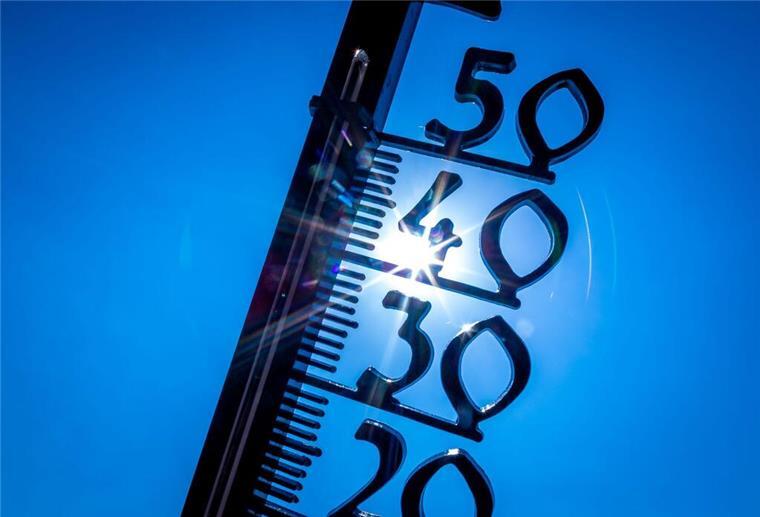 Rekordjahr 2024: Deutschland heizt sich weiter auf Ein Außenthermometer in einem Kleingarten zeigt die Temperatur von knapp 40 Grad an.