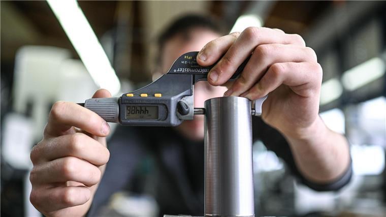 Metallindustrie beklagt Rückgang an Azubi-Bewerbungen Ein Auszubildender im Metall-Handwerk misst in einem Ausbildungszentrum die Dicke eines Werkstücks.
