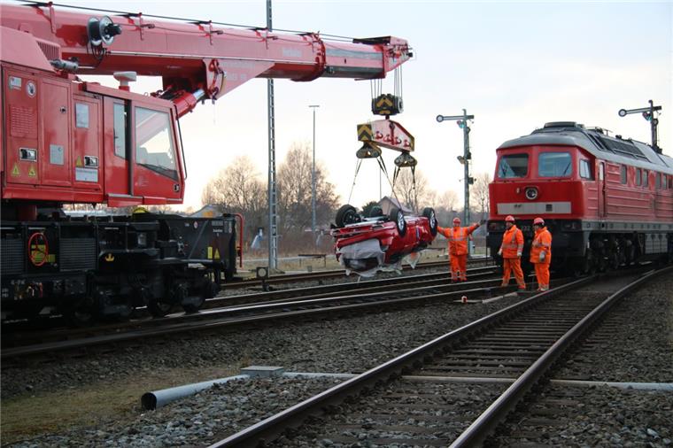 Bahnunglück in Cuxhaven: Bergezug "Herkules" räumt auf Ein Auto am Haken: Bergezug „Herkules“ der Deutschen Bahn rückte aus Hamburg in Cuxhaven an.