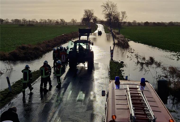 Trotz Absperrung: Autofahrer fährt auf überflutete Straße und bleibt stehen Ein Auto blieb zwischen Bramel und Laven im Wasser stecken. Der Fahrer hatte diverse Verbotsschilder missachtet, die auf die Gefahr hinwiesen.