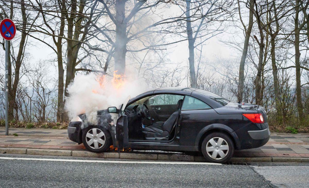 Bremerhaven: Auto brennt plötzlich lichterloh Ein Auto brennt auf der Stresemannstraße in Bremerhaven.