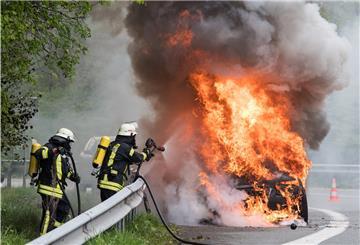 Ein Auto brennt: Die Feuerwehr stuft Fahrzeugbrände an E-Autos nicht als risikoreicher ein. 