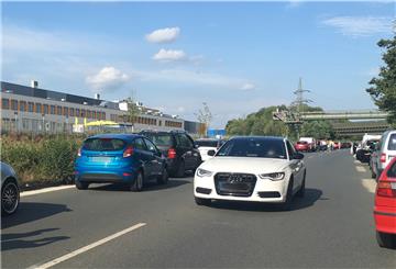 Ein Auto fährt in die falsche Richtung durch eine Rettungsgasse.