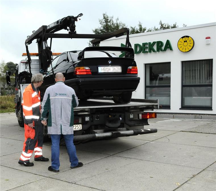 Polizei geht in Bremerhaven gegen Raser und Poser vor Ein Auto fiel den Beamten besonders auf. Die für An- und Umbauten erforderlichen Eintragungen in den Fahrzeugpapieren wurden unterlassen.