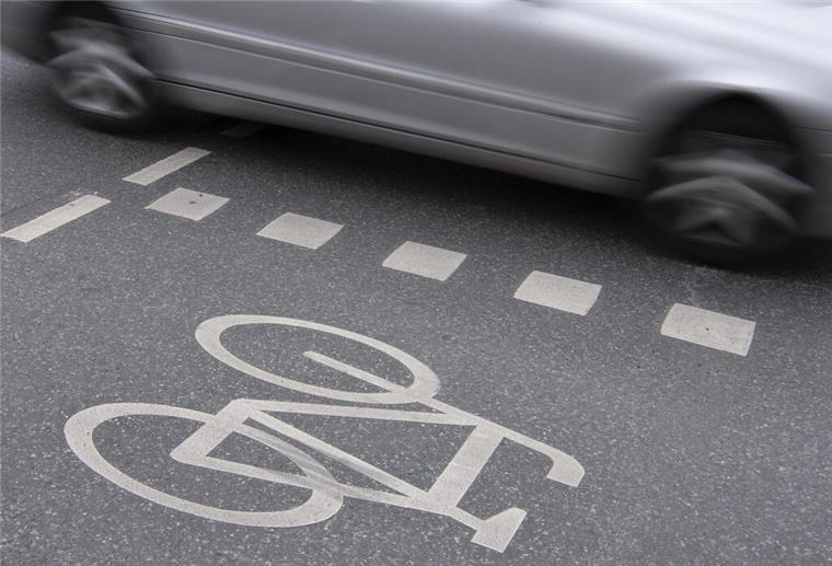 Drei Radfahrer in Cuxhaven verletzt - Autofahrer flüchtet 09.04.2019, Hessen, Frankfurt/Main: Ein Auto fährt an einer Kreuzung in der Innenstadt an einem Radweg vorbei. In Hessen ist Fahrradfahren in Frankfurt am gefährlichsten. Im vergangenen Jahr ereigneten sich in Hessens größter Kommune die meisten Radunfälle, wie aus dem Jahresbericht des Statistischen Landesamts hervorgeht. Foto: Boris Roessler/dpa +++ dpa-Bildfunk +++